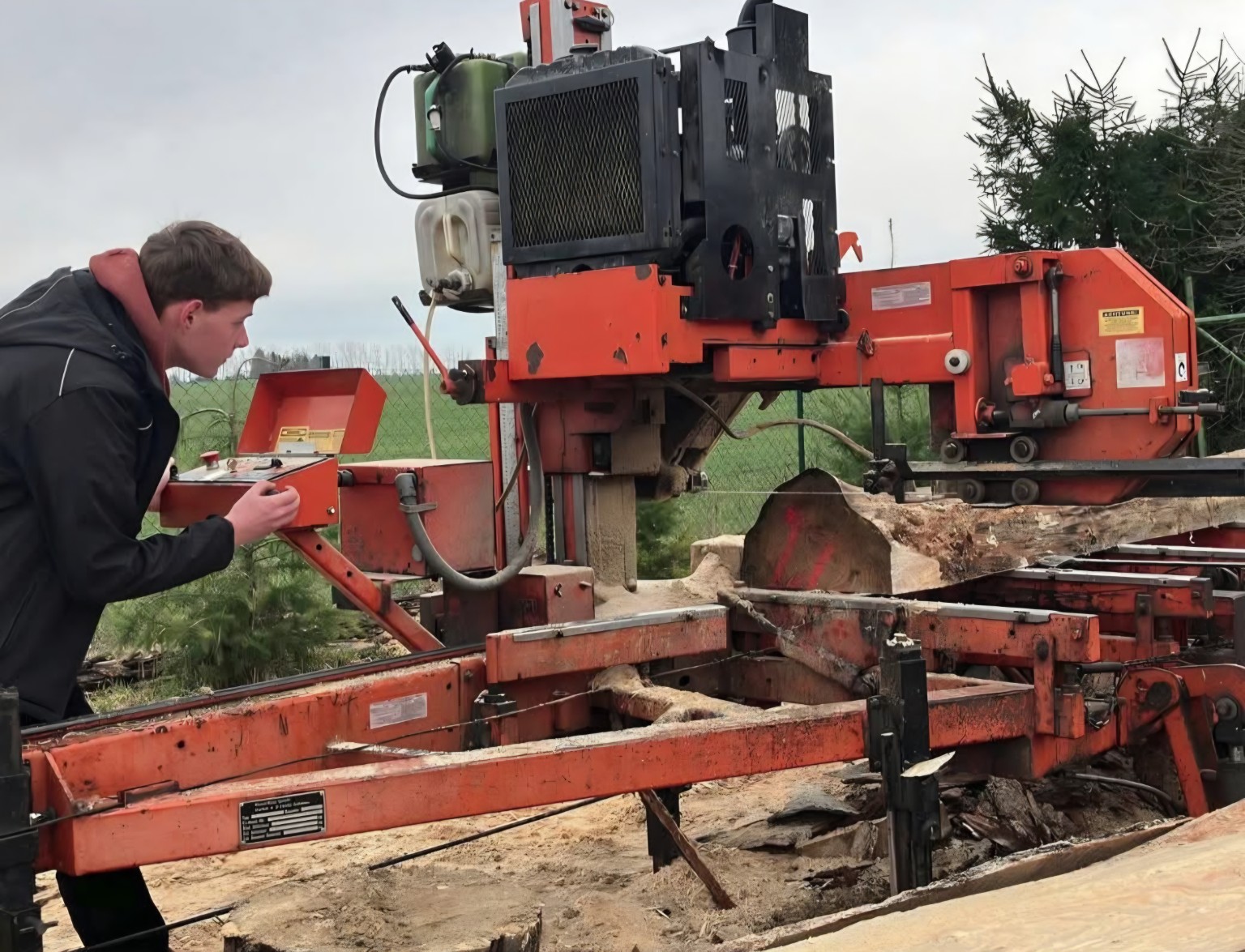 Chris Köppen bei der Arbeit am Sägewerk
